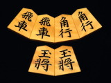 友生作双玉淇洲御蔵島黄楊銀目盛上将棋駒/新品　桐平箱付（KS1276）